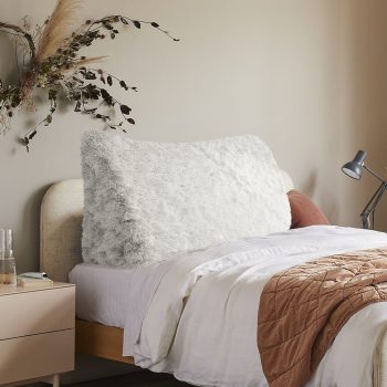 Cabecero de cama blanco con almohada de felpa 2749